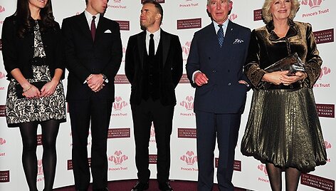 Princas Williamas ir Catherine (kairėje), dainininkas Gary Barlow (centre), princas Charlesas ir Camilla (de&scaron;inėje)