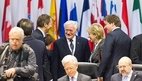 Valdas Adamkus (centre)