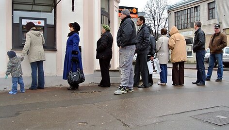 Eilės prie &bdquo;Swedbank&ldquo; bankomato