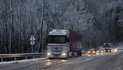 Vilkikas važiuoja apsnigtu keliu