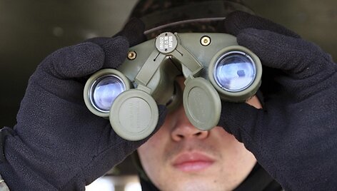 Pietų Korėjos karys žiūri pro žiūronusį &Scaron;iaurės Korėjos pusę.