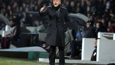 Jose Mourinho patenkintas lygiosiomis, bet ne teisėjų darbu.
