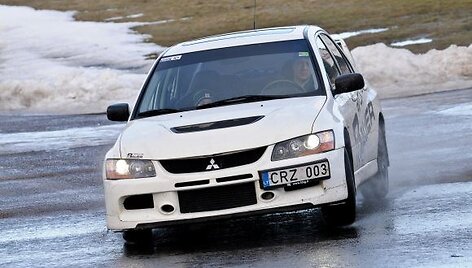 Kačerginėje fini&scaron;avo automobilių žiemos ralio-sprinto bei slalomo turnyras.