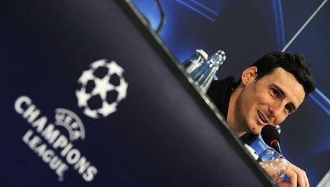 Valensijos futbolininkas Aritzas Adurizas spaudos konferencijoje