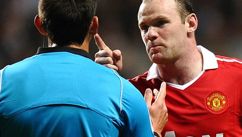 Wayne'as Rooney ginčijosi su arbitru.