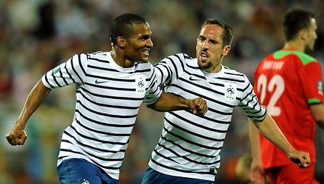 Florentas Malouda (kairėje) ir Franckas Ribery džiaugiasi prancūzų įvarčiu