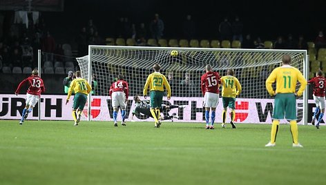 Michalas Kadlecas realizuoja 11 metrų baudinį.