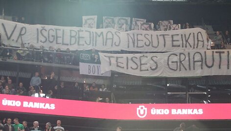 "Žalgirio" gerbėjai i&scaron;kėlė tokio turinio plakatą