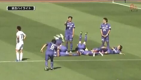 Toshihiro Aoyama ir jo komandos draugai &scaron;venčia įvartį
