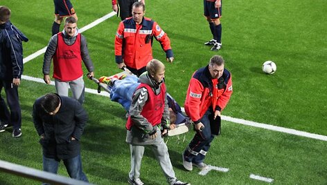 Futbolininką i&scaron; aik&scaron;tės i&scaron;ne&scaron;ė medikai