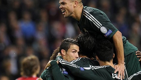 Pepe su komandos draugais džiaugiasi Cristiano Ronaldo įvarčiu