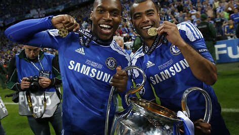 Didier Drogba ir Ashley Cole'as