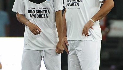 Neymaras ir Ronaldo šnekučiuojasi draugiškame mače