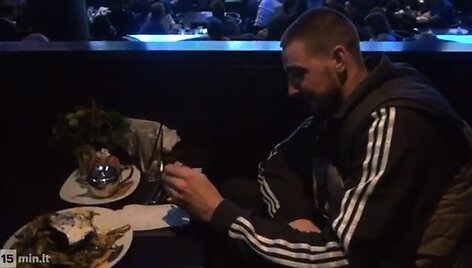 Jonas Valančiūnas bando ra&scaron;yti kairiąja ranka