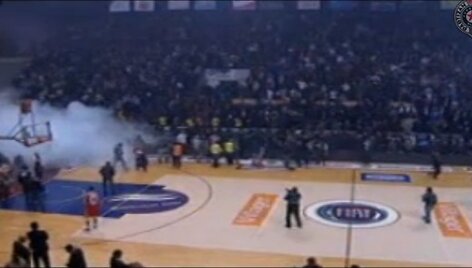 Įsiaudrinę krep&scaron;inio sirgaliai Serbijoje nutraukė taurės finalą tarp &bdquo;Partizan&ldquo; ir &bdquo;Crvena Zvezda&ldquo; komandų