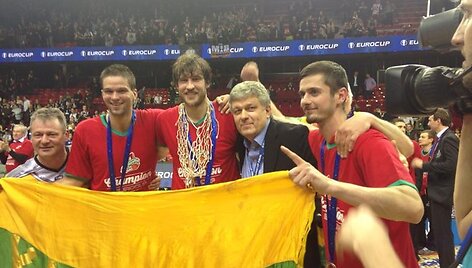 Europos taurės turnyre su Krasnodaro &bdquo;Lokomotiv&ldquo; ekipa triumfavo net 4 lietuviai: M.Kalnietis (antras i&scaron; kairės), S.Jasaitis, klubo viceprezidentas G.Rutkauskas ir fizinio rengimo treneris S.Kavaliauskas.