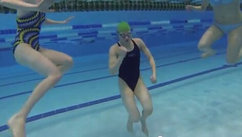 Rūta Meilutytė demonstravo savo sugebėjimus po vandeniu