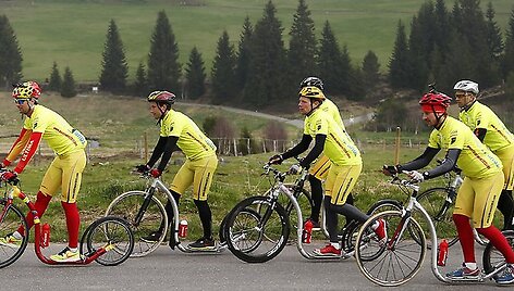 Istorija, kuria nepatikėsite: &Scaron;e&scaron;i dviratininkai ketina įveikti 3500 kilometrų be pedalų