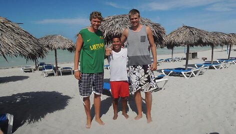 Mindaugas Kuzminskas su broliu Sauliumi ir vietos gyventoju Kuboje