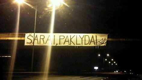 Plakatas &bdquo;&Scaron;arai, paklydai&ldquo; ant Rum&scaron;i&scaron;kių tilto sparčiai paplito interneto platybėse