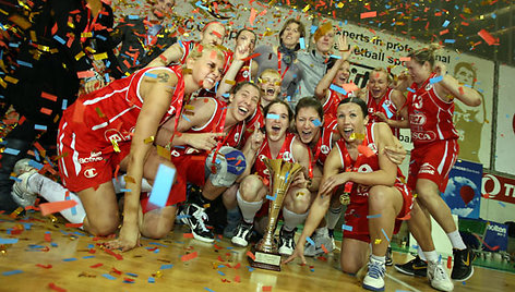 „VIČI-Aisčių“ rankose – BWBL, LKF ir LMKL trofėjai.