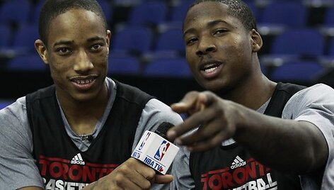 Toronto &bdquo;Raptors&ldquo; žaidėjai DeMaras DeRozanas ir Edas Davisas