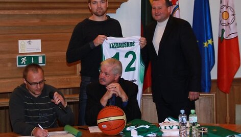 G.Kapočius (de&scaron;inėje) ir A.Lazdauskas (antras i&scaron; de&scaron;inės) palieka &bdquo;Alytaus&ldquo; komandą