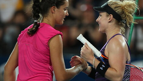 Kelialapį į finalą amerikiečiams lėmė Bethanie Mattek&ndash;Sands (de&scaron;inėje) pergalė moterų varžybose prie&scaron; Laurą Robson.