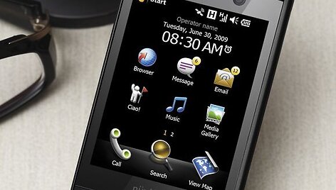 Telefonas &bdquo;Garmin-Ausus N&uuml;vifone M20&ldquo; ne tik padės nufilmuoti žygdarbius, bet ir neleis pasiklysti tolimose kelionėse.