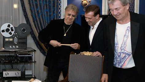Dmitrijaus Medvedevo ir &bdquo;Deep Purple&ldquo; susitikimo akimirka