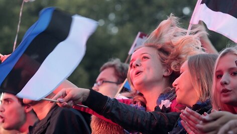 Estijoje &scaron;e&scaron;tadienį de&scaron;imtys tūkstančių žmonių susirinko paminėti 20-ųjų Estijos nepriklausomybės metinių.