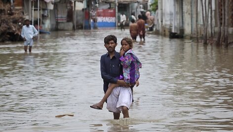 Pakistane potvyniai pareikalavo mažiausiai 200 žmonių gyvybių