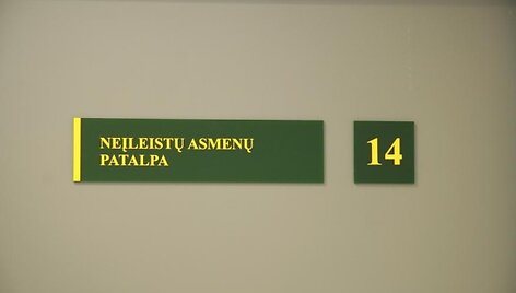Vilniaus oro uosto pasieniečiai savo tikro asmens dokumento neturėjusio užsieniečio kol kas į Lietuvą neįleido.