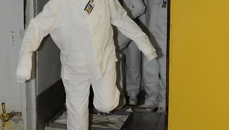 Durys, už kurių atsiveria vis dar alsuojančio 2-ojo reaktoriaus salė