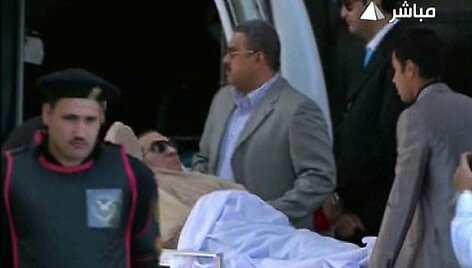 Hosni Mubarakas į teismą atgabentas su ne&scaron;tuvais