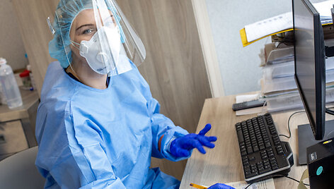 Medikai, kovojantys su koronavirusu