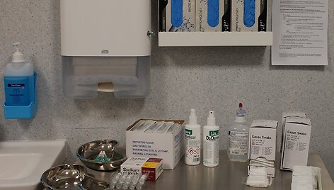 Santaros klinikose nuo COVID-19 paskiepytas pirmasis žmogus