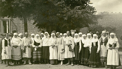 Spektaklio &bdquo;Kupi&scaron;kėnų senovi&scaron;kos vestuvės&ldquo; dalyviai (apie 1930 m.)