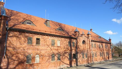 Kidulių dvaro sodyba pasipuo&scaron;ė restauruotu svirnu