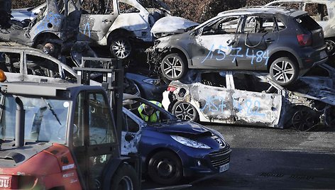 Apdegę automobiliai Prancūzijoje