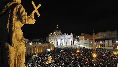 Žmonės žinią, kad i&scaron;rinktas popiežius, pasitiko plojimais