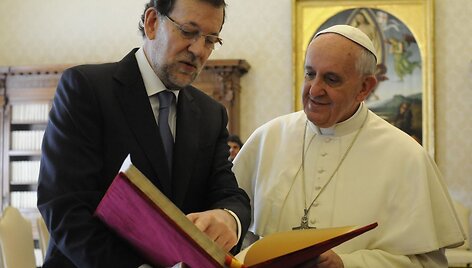 Ispanijos ministras pirmininkas Mariano Rajoy (kairėje) ir popiežius Pranci&scaron;kus