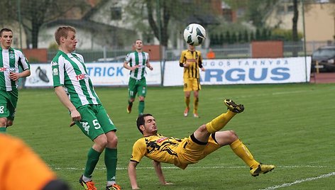 Prieš taurės finalą vykusiose čempionato rungtynėse „Žalgiris“ (žaliai balta apranga) ir „Šiauliai“ sužaidė lygiosiomis.