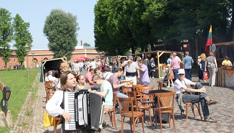 Jau antrus metus i&scaron; eilės Rusijos kultūros sostinė Sankt Peterburgas vasarą pasitiko &bdquo;Lietuvių senovės amatų ir kulinarijos tradicijų&ldquo; festivaliu