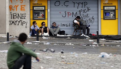 Turkijos vyriausybė paragino demonstrantus pasitraukti iš gatvių