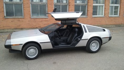 „DeLorean DMC-12“