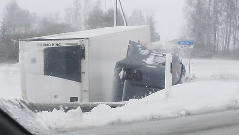 Vairuotojai įspėjami dėl prastų oro sąlygų