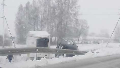 Vairuotojai įspėjami dėl prastų oro sąlygų