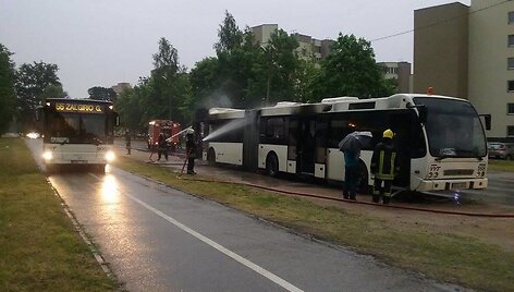 Liepsnos kėsinosi į autobusą