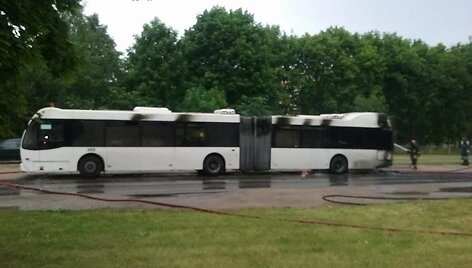 Liepsnos kėsinosi į autobusą